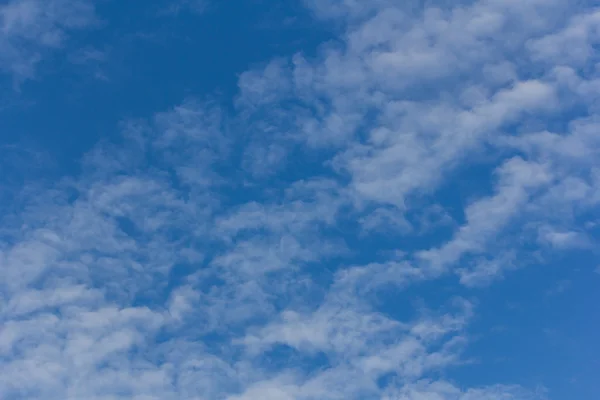 Skönhet moln med blå himmel bakgrund — Stockfoto