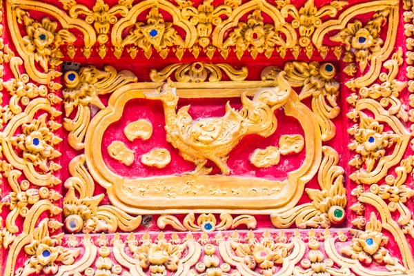 Swan muur beeldhouwkunst in Thaise tempel — Stockfoto