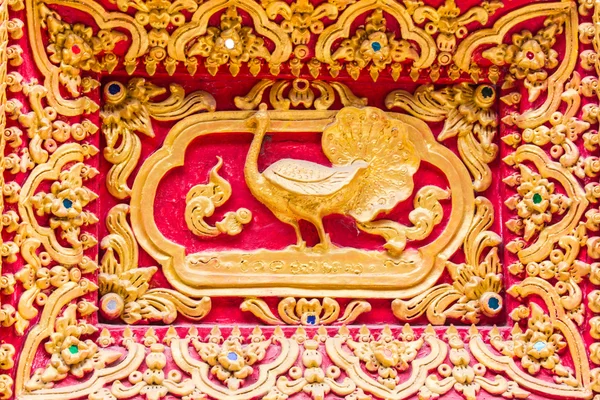 Peacock muur beeldhouwkunst in Thaise tempel — Stockfoto