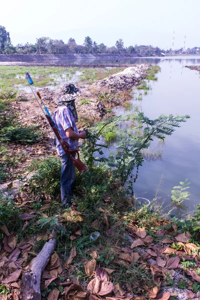 Asia pescador con pistola —  Fotos de Stock