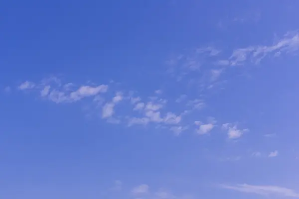 Apró felhők, a textúra és a háttér a kék ég — Stock Fotó