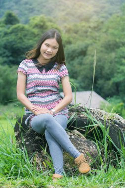 Thai Kadını Field Doi Inthanon 'daki kayanın tadını çıkar, Maeglangluang