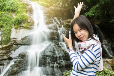 Maerim Chiang Mai Tayland 'daki Tad Mork Şelalesinde Asyalı bir kadın.