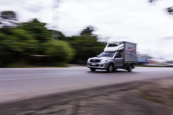 Pick-up Velocidade na estrada — Fotografia de Stock