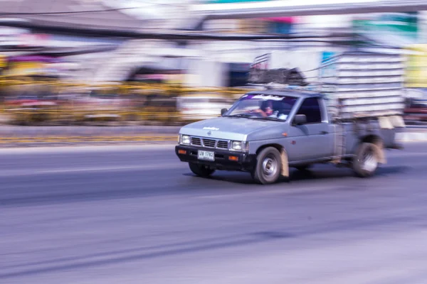 Pick-up versnellen in weg — Stockfoto