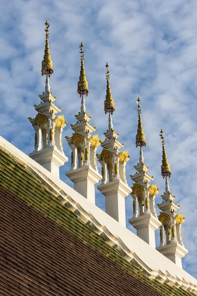 Giebelspitze auf Dach in thailändischem Tempel — Stockfoto