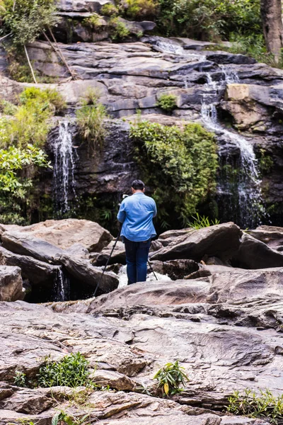 Mannelijke fotograaf nemen van foto's in een waterval, mae ya waterval — Stockfoto