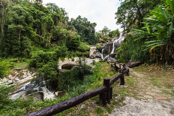 Cascade beauté Mae Klang dans la province de Chiang Mai, Doi Inthanon — Photo