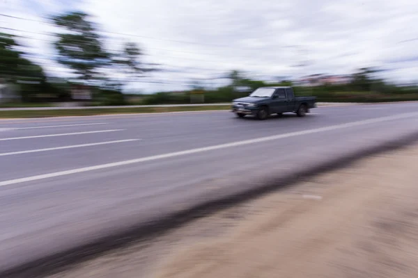 Pick-up versnellen in weg — Stockfoto