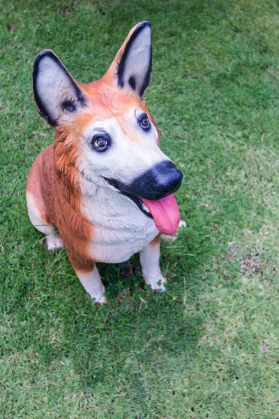 Hundestatue im Rasen — Stockfoto