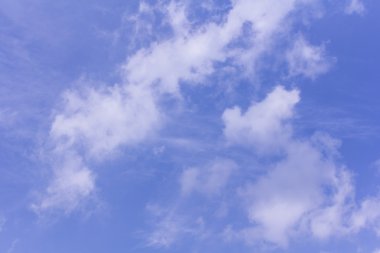 Güzellik mavi gökyüzü bulutlu