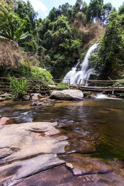 Cachoeira Pha Dok Sie no parque nacional Doi Inthanon, Chiangmai Tailândia — Fotografia de Stock