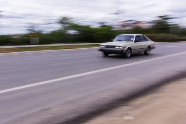 Velocidade do carro na estrada — Fotografia de Stock