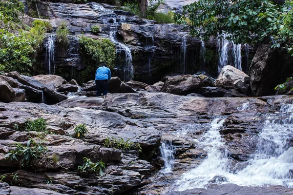 Fotógrafo masculino tirar fotos em uma cachoeira, mae ya cachoeira — Fotografia de Stock
