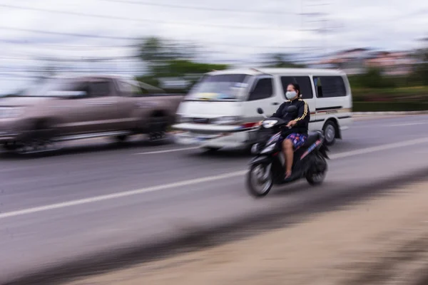 Motor- en auto's wassen in road, Asia — Stockfoto