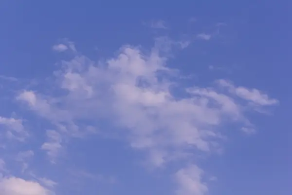 Felhős, kék ég, a háttérben — Stock Fotó