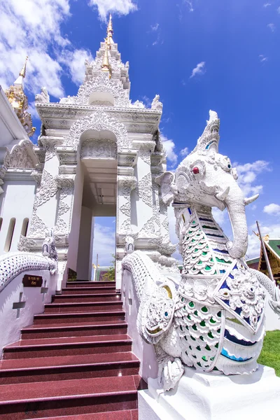 Branco naga fution elefante escadaria no templo tailandês — Fotografia de Stock