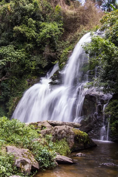 Pha Dok Sie wodospad w Parku Narodowego Doi Inthanon, Chiangmai Tajlandia — Zdjęcie stockowe