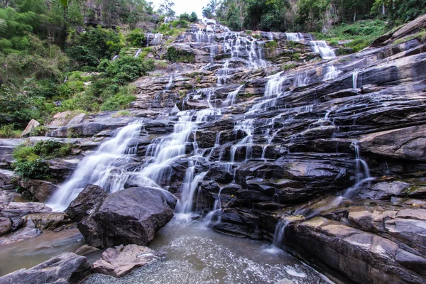 Mae Ya Waterfall i Chiang Mai, Thailand - Stock-foto