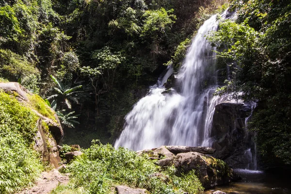 Pha Dok Sie vesiputous Doi Inthanon kansallispuisto, Chiangmai Thaimaa — kuvapankkivalokuva