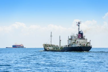 büyük konteyner gemisi denizde