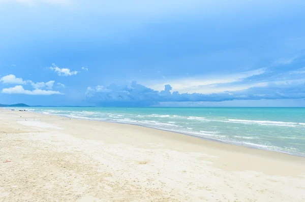 Moře pláž a modrá obloha — Stock fotografie