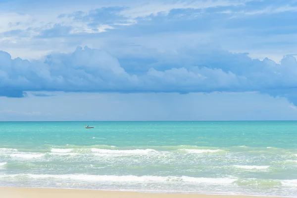 Морской пляж и голубое небо — стоковое фото
