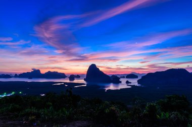 Samed Nangshe Tayland at Phang Nga ilinde güneş doğarken