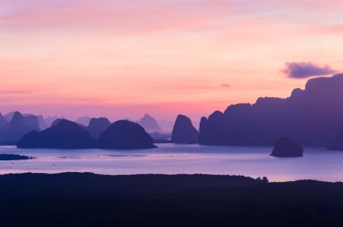 Samed Nangshe Tayland at Phang Nga ilinde güneş doğarken