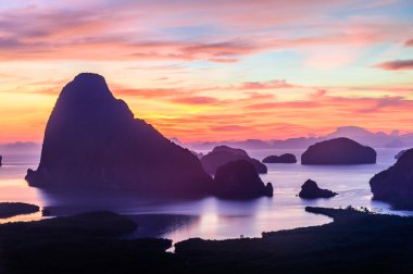Samed Nangshe Tayland at Phang Nga ilinde güneş doğarken
