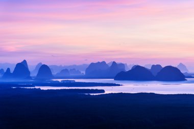 Samed Nangshe Tayland at Phang Nga ilinde güneş doğarken