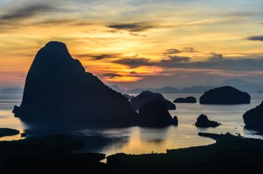 Samed Nangshe Tayland at Phang Nga ilinde güneş doğarken