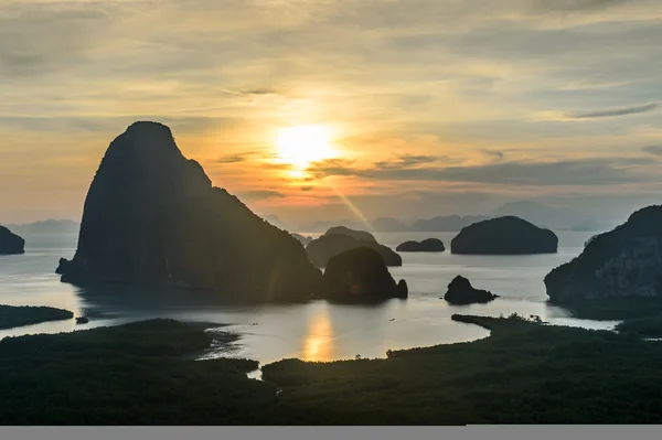 Salida del sol en Samed Nangshe en la provincia de Phang Nga en Tailandia —  Fotos de Stock