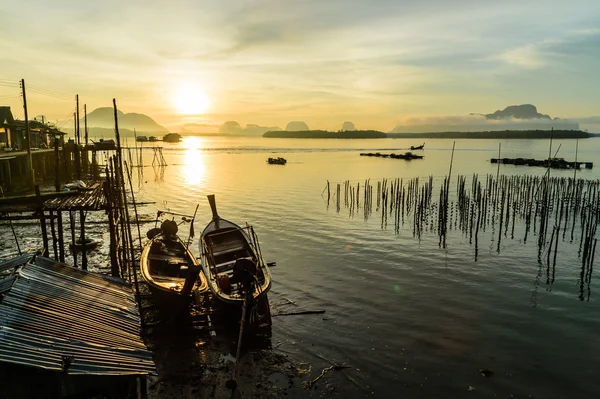 Barco de pesca en Samchong pueblo de pescadores al amanecer en Phang-Nga — Foto de Stock