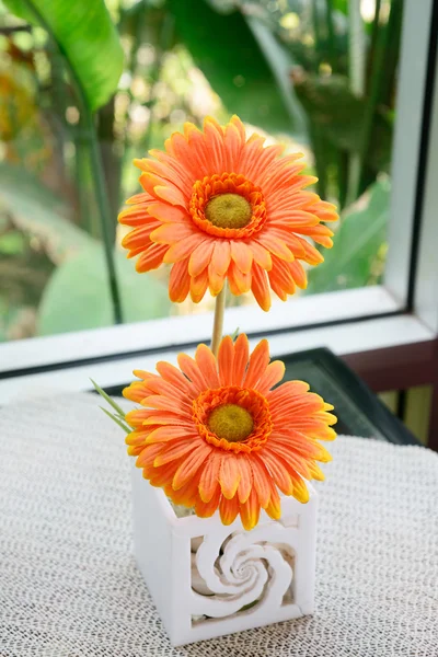 Τεχνητά λουλούδια πορτοκαλί — Φωτογραφία Αρχείου