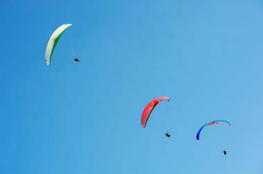 Mavi gökyüzünde paragliding