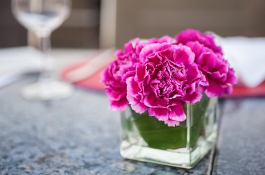 Masanın üzerine Pembe çiçek