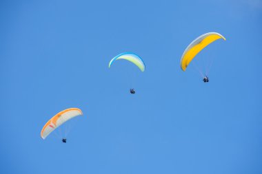 Mavi gökyüzünde paragliding