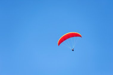 Mavi gökyüzünde paragliding