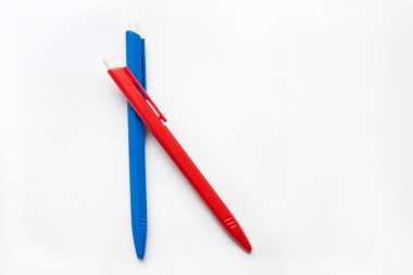 Kırmızı ve mavi tükenmez kalem