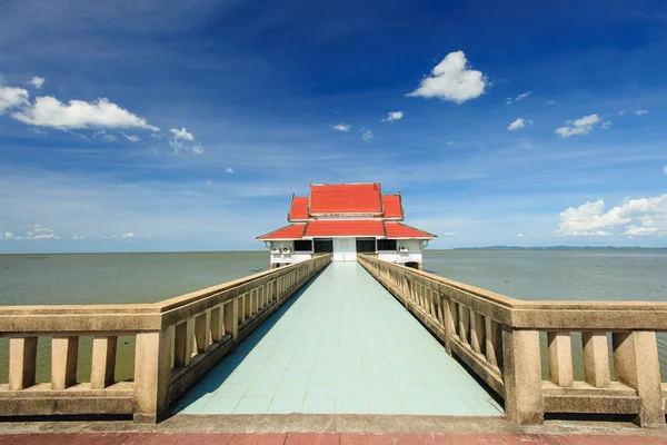 La casita bajo el cielo azul — Foto de Stock