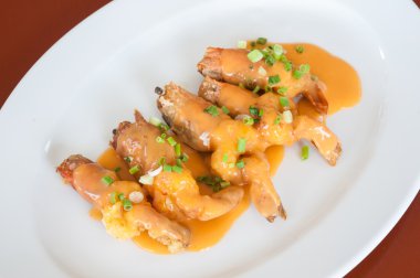 Soslu kızarmış karides.