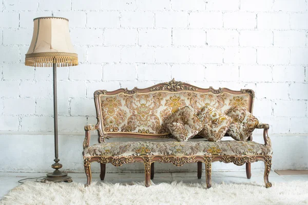 Vintage soffa med lampa — Stockfoto