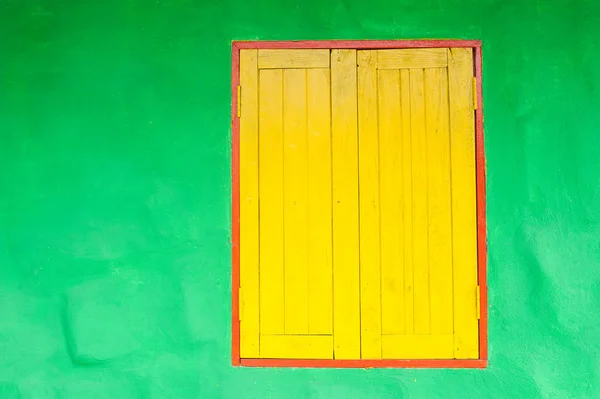 Fenêtre jaune sur mur vert — Photo