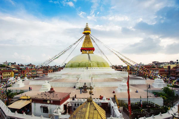 El pueblo nepalí está rezando alrededor del monasterio de Boudhanath — Foto de Stock