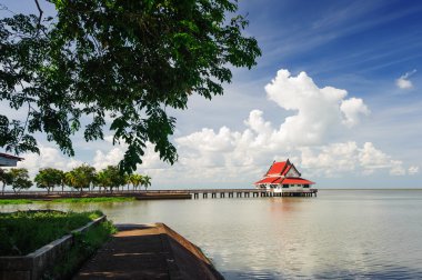 Ev mavi gökyüzü altında