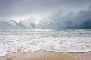 Yağmur önce bulutlu beach