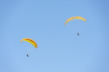 Mavi gökyüzünde paragliding