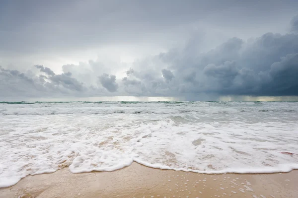 Облачный пляж перед дождём — стоковое фото