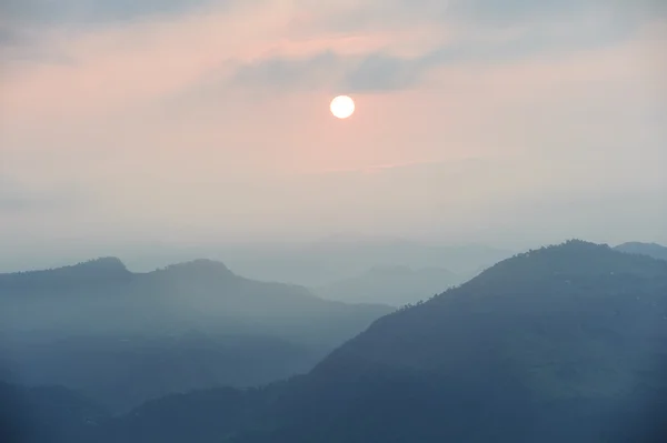 Lever de soleil dans les montagnes — Photo